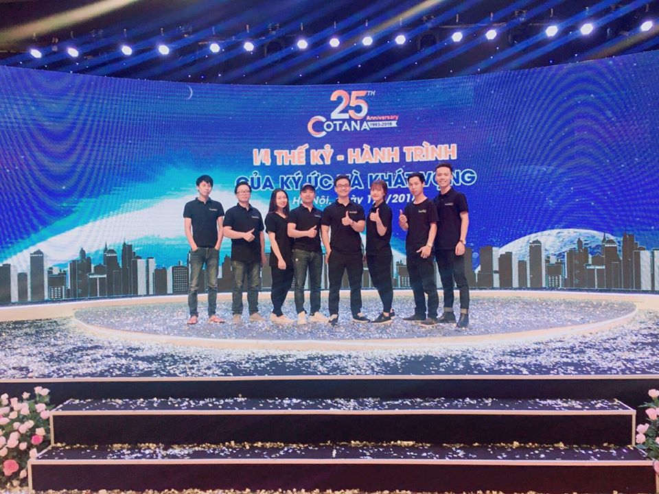 Đạo diễn Dương Quang Minh cùng ekip tổ chức sự kiện công ty Blueman